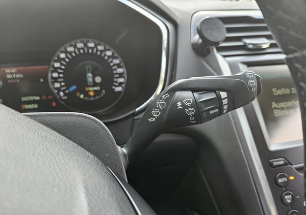 Ford Mondeo cena 56900 przebieg: 240000, rok produkcji 2015 z Sulejówek małe 781